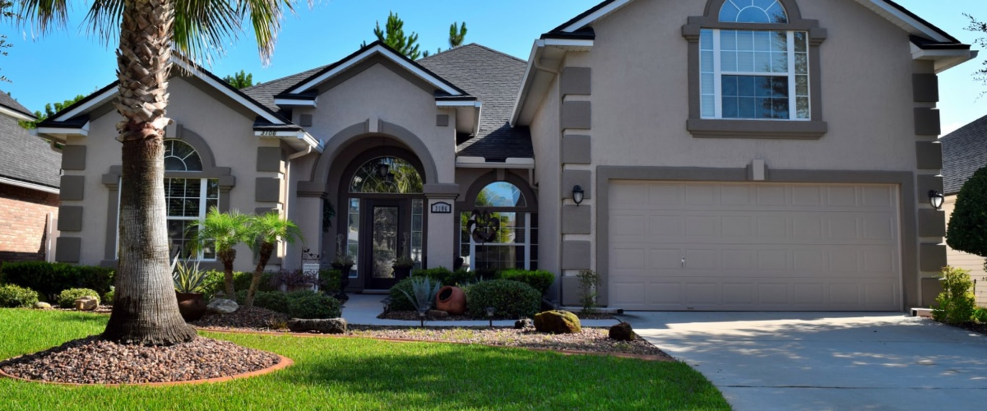 How much paint do i need for the exterior of a 2000 sq ft house?